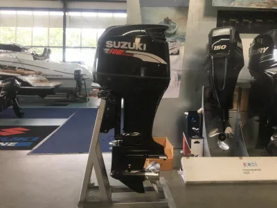 buitenboordmotor in showroom
