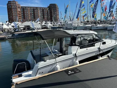 motorboot afgemeerd in jachthaven