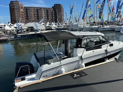 motorboot aangemeerd in jachthaven