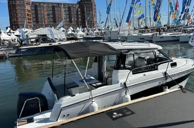 motorboot afgemeerd in jachthaven