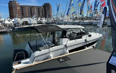 motorboot aangemeerd in jachthaven