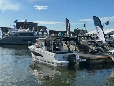 motorboot afgemeerd in jachthaven