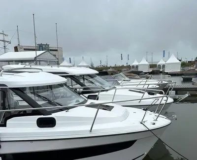 motorboten afgemeerd in de haven