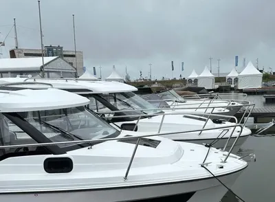 meerdere witte boten aangemeerd in haven