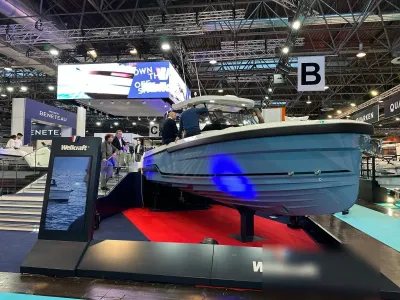 Boot op een beurs in een hal