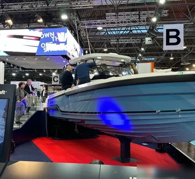 Boot op een beurs in een hal