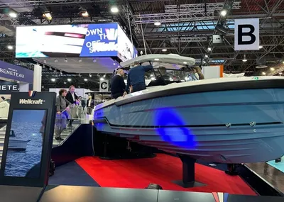 Motorboot op beursvloer met t-top