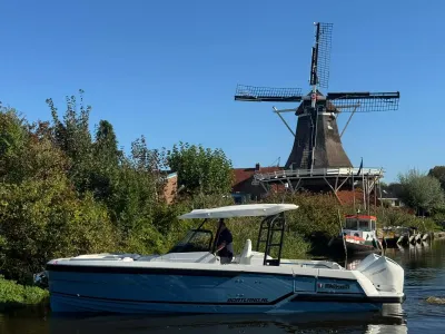 consoleboot op water bij molen