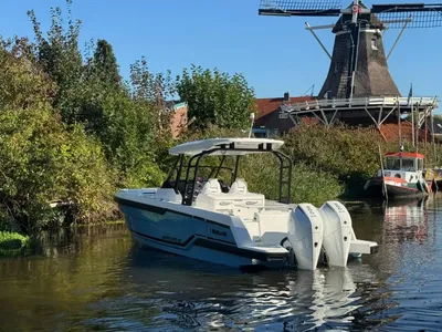 sportieve center-console boot in kanaal