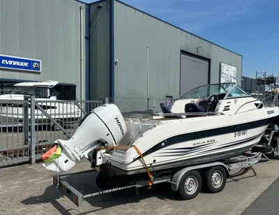 motorboot op trailer bij bedrijfsgebouw