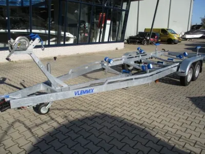 boottrailer op stenen parkeerplaats