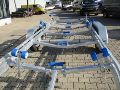 boottrailer op parkeerplaats