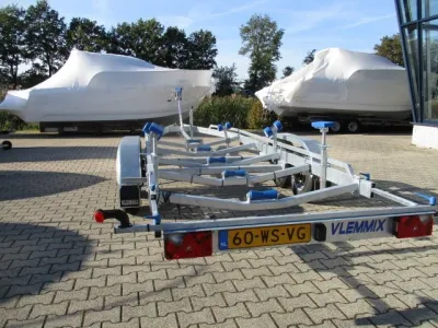 boottrailer op bestrate ondergrond met afgedekte boten