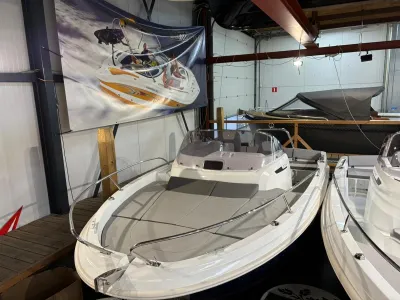 open motorboot in binnenshowroom