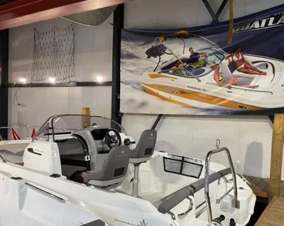 motorboot in showroom bij steiger