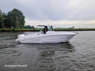 witte motorboot op rustig water