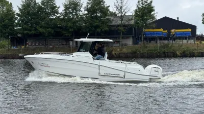 witte motorboot op kanaal