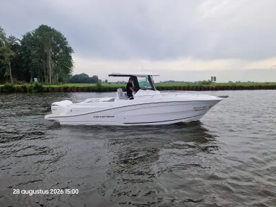 witte sportboot op water