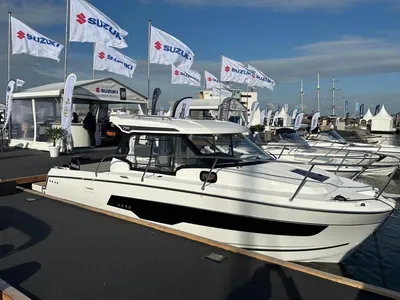 aangemeerde weekendcruiser in een jachthaven