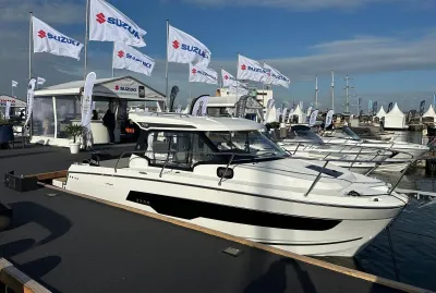 aangemeerde weekendcruiser in een jachthaven