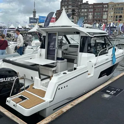 motorboot aangemeerd op botenbeurs