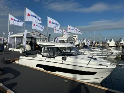 motorboot afgemeerd bij beurs met vlaggen