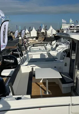 motorboot afgemeerd met kuip en zonnedek