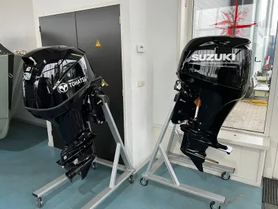 twee buitenboordmotoren in showroom