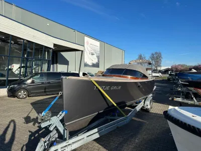 sloep op trailer bij jachthaven