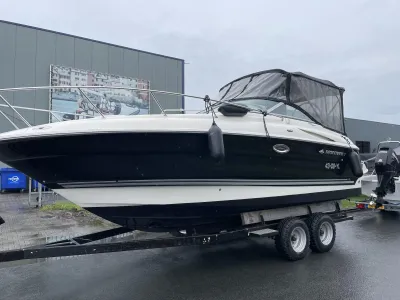sportcruiser op trailer bij bedrijfspand