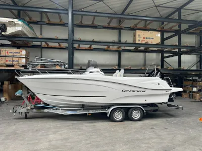motorboot in opslagloods