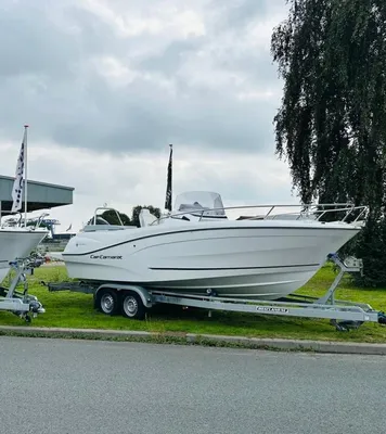 twee motorboten op trailers bij bedrijf