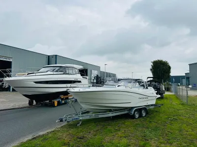 motorboot op trailer bij bedrijfsloodsen
