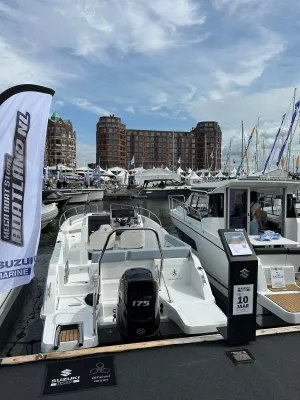 Motorboot in jachthaven met gebouwen