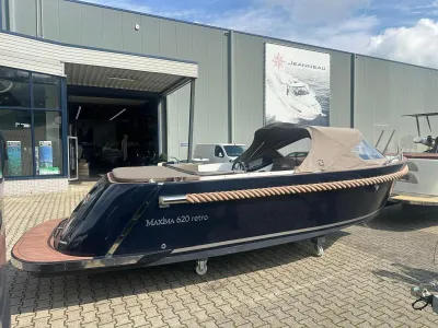 donkere tendersloep bij showroom