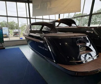 tendersloep in showroom