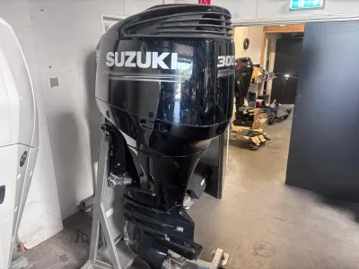 buitenboordmotor in werkplaats