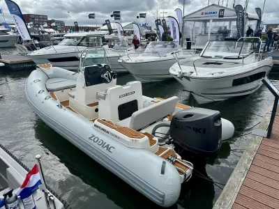 RIB rubberboot afgemeerd in jachthaven