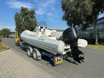 RIB op trailer geparkeerd op straat