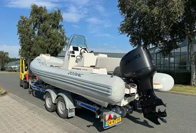 RIB op trailer geparkeerd op straat