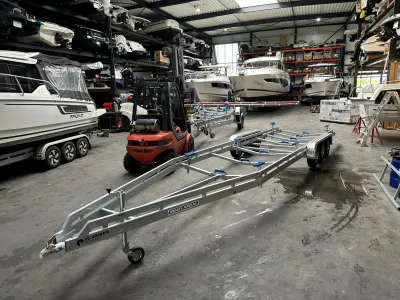 trailer voor boot in opslagloods