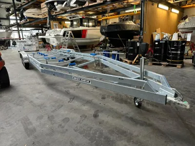 stalen trailer in opslagloods