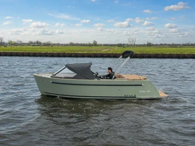 tendersloep op water, zijaanzicht