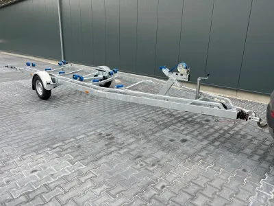 boottrailer op bestrating bij loods