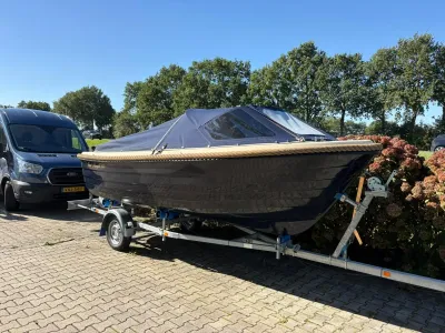 sloep op trailer met buiskap