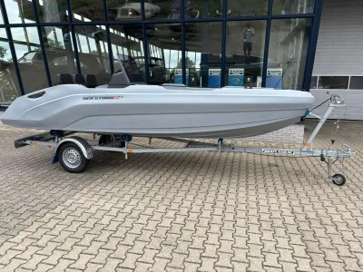 consoleboot op trailer bij showroom