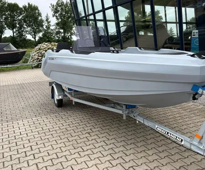 consoleboot op trailer buiten bij gebouw