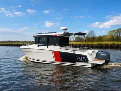 vis- en recreatieboot op rivier