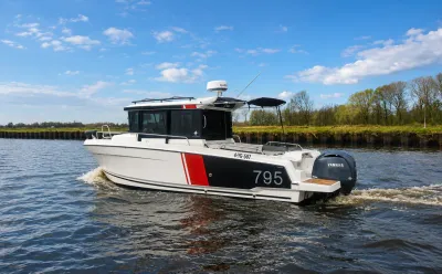 vis- en recreatieboot op rivier