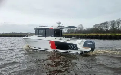 motorboot op water langs oever
